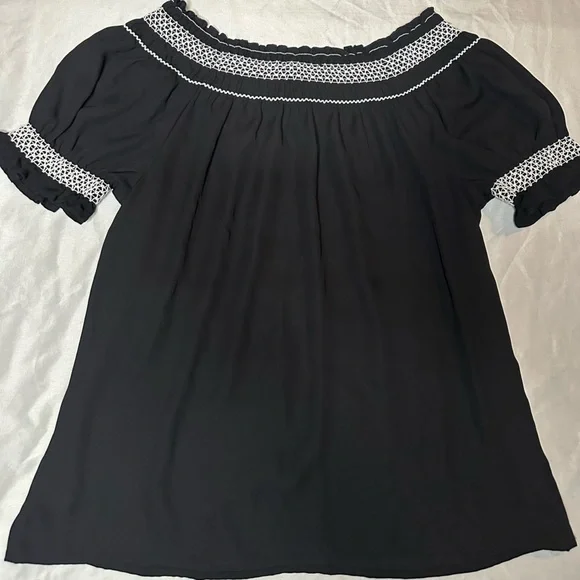 Express Short Sleeved Light-Weight Blouse in Black with White Detailing Medium - Picture 7 of 8